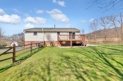 2500 Hollywood Dr, Gibsonia PA  15044-8385 exterior