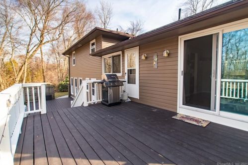 17 Chris Dr, Uncasville, CT 06382-1138