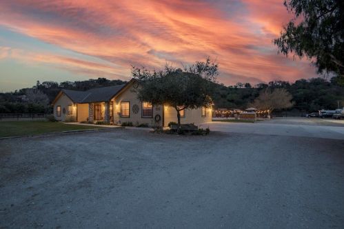 6992 Southside Rd, Hollister, CA 95023-9641