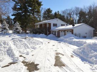 8 Sherwood Cir, Salem, NH 03079-3246