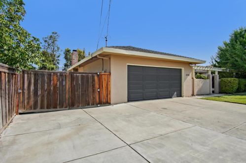 1090 Westward Dr, Hollister CA  95023-5717 exterior
