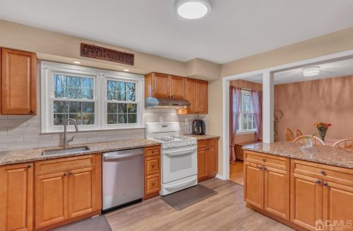 4 Plymouth Ln, East Brunswick NJ  08816-3321 exterior