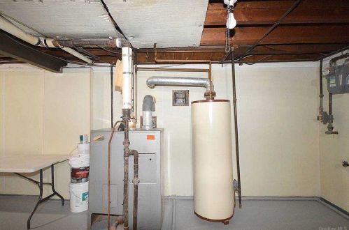 50 Aberdeen Rd, New Hyde Park NY  11040-2138 exterior