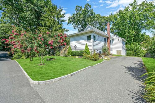 39 Plandome Rd, Scotts Beach, NY 11789-3033