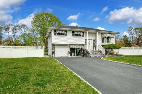 22 President St, Oakdale, NY 11769-1543