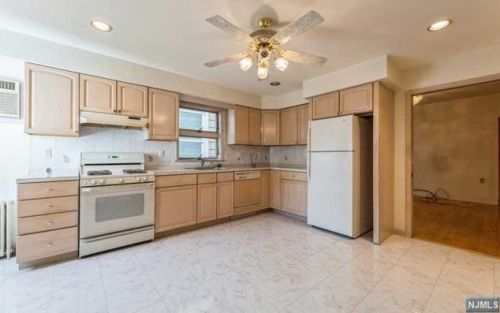 886 Broadway, Bayonne NJ  07002-3033 exterior