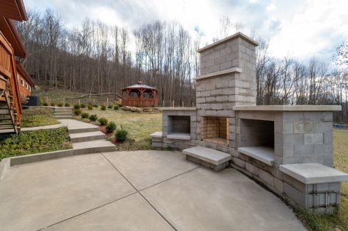 337 Chestnut Ridge Rd, Latrobe PA  15650-9604 exterior