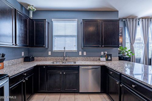 1945 77 Dr, Phoenix AZ 85033-2453 exterior