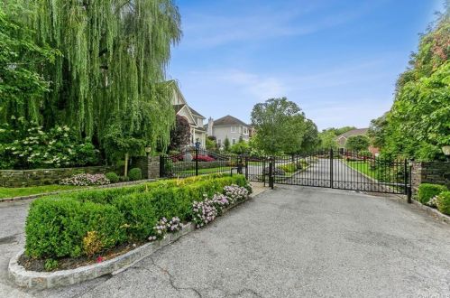 2 Mill Pond Ln, New Rochelle, NY 10805-2128