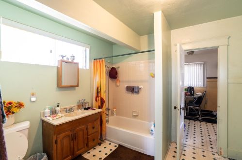 446 30th St, San Diego CA  92102-4124 exterior