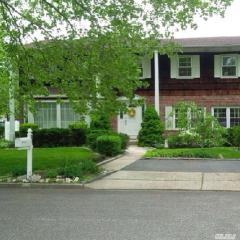 55 Riverview Ct, Oakdale, NY 11769-2309