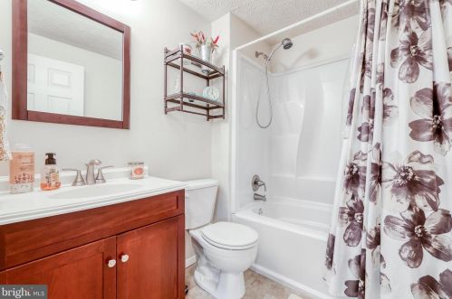 10902 Barton Hill Ct, Herndon VA  20191-5000 exterior