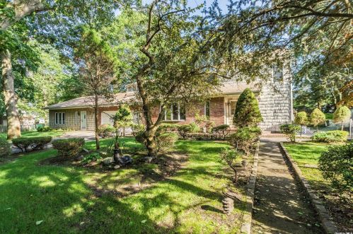 9 Kocsis St, Holbrook, NY 11741-2003