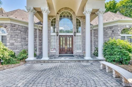 206 Stokes Farm Rd, Franklin Lakes, NJ 07417-2947