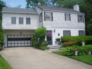 474 Whitehall St, Lynbrook, NY 11563-1031