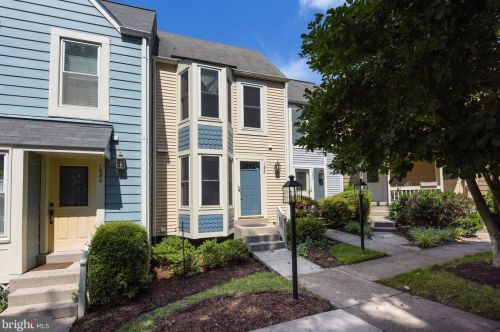 1688 Oaktree Ct, Herndon, VA 20194-1536