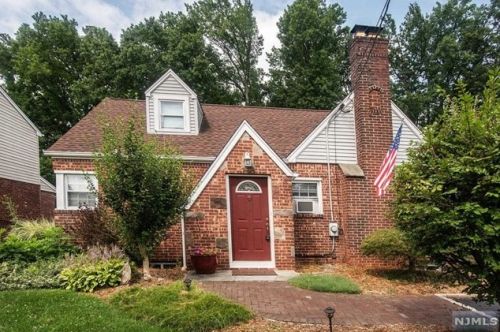 28 Merritt Ave, Dumont, NJ 07628-2617