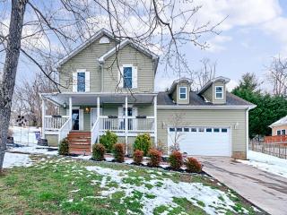 165 Rock Hill Rd, Asheville, NC 28803-9660
