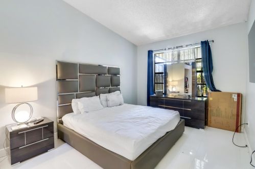 6704 193rd Ter, Hialeah FL  33015-2454 exterior