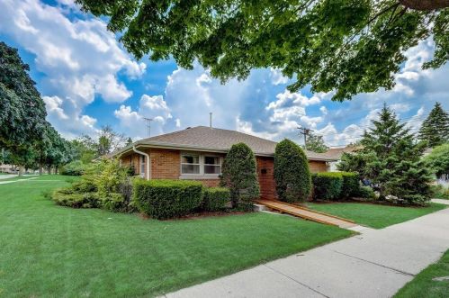 7119 Lakefield Dr, Milwaukee WI  53219-4025 exterior