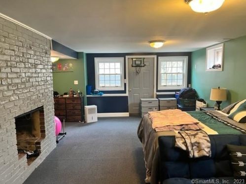 31 Oak Ridge Ln, Hartford CT  06107-3506 exterior