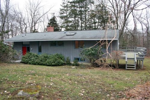 83 Paterson Dr, Middletown, CT 06457-5138