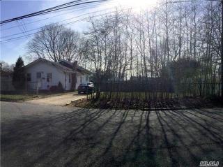 223 Grand Ave, North Lindenhurst, NY 11757-4244