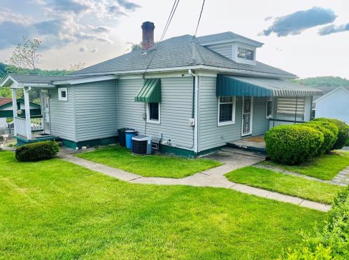 704 Baughman Ave, Jeannette, PA 15644-2919
