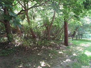 2800 Eugenes Rd, Nassau Point, NY 11935-2103