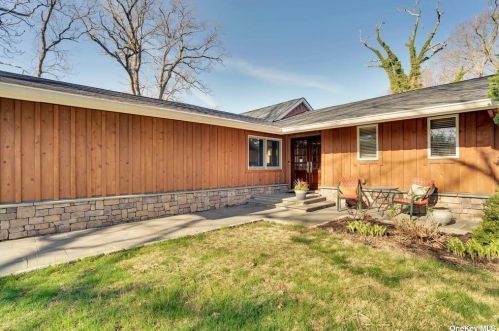 10 Buckingham Dr, Huntington Station, NY 11746-5410