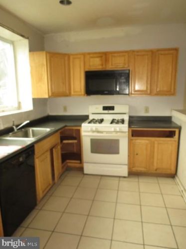 7108 Guyer Ave, Philadelphia PA 19153-2405 exterior