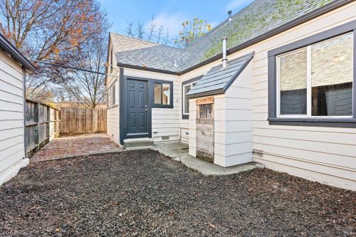120 Thomas St, Ukiah CA  95482-5822 exterior