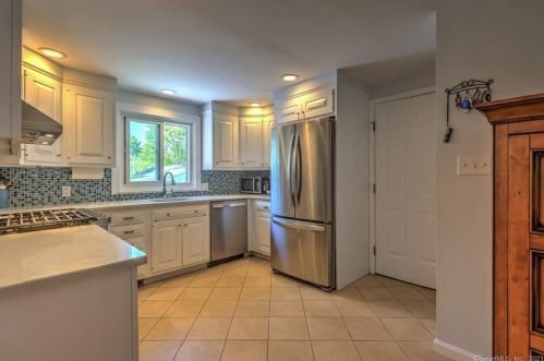 51 Westwood Rd, Milford CT  06461-2752 exterior