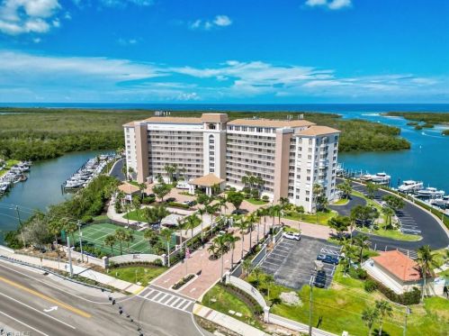 13105 Vanderbilt Dr, Naples FL  34110-6404 exterior