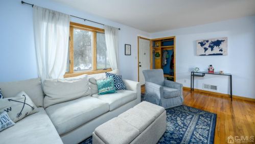 15 Laurie Dr, East Brunswick, NJ 08816-3025