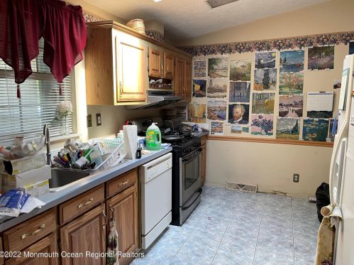 122 Woody Rd, East Freehold, NJ 07728-3419