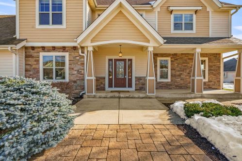 323 Hollyhock Ln, Chenequa, WI 53029-8563