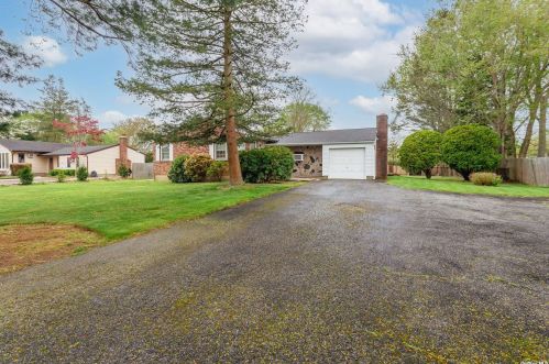 606 Larkfield Rd, Elwood, NY 11731-4920