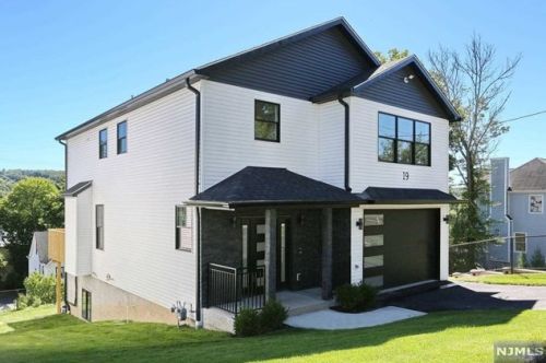 19 Mountain Ave, Mahwah, NJ 07430-1236