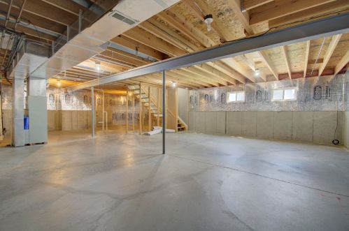 1733 Greatwood Dr, Florence KY  41042-8121 exterior