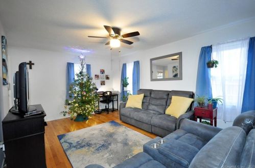 16 Oval Ln, Manchester CT  06040-4712 exterior