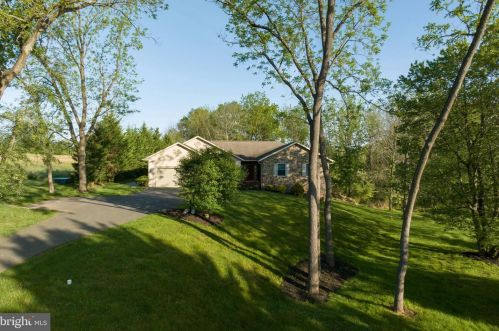2975 Burton Dr, Gilbertsville, PA 19525-9694