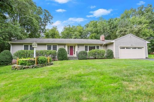 67 Fieldcrest Dr, Bridgeport, CT 06611-1650