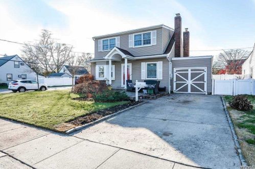 84 Edgeworth St, Valley Stream, NY 11581-3221