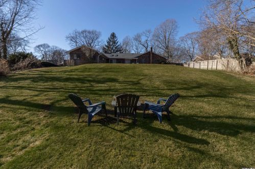 17 Miller Place Rd, Miller Place, NY 11764-2318