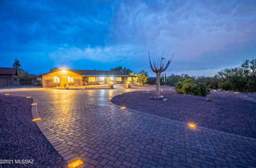 10180 Cadillac Ln, Tucson, AZ 85749-9681