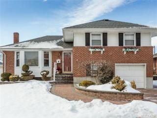 57 Shelly Dr, Bethpage, NY 11714-5017