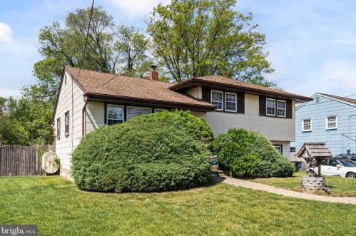 68 Pleasant Valley Dr, West Deptford, NJ 08096-6323