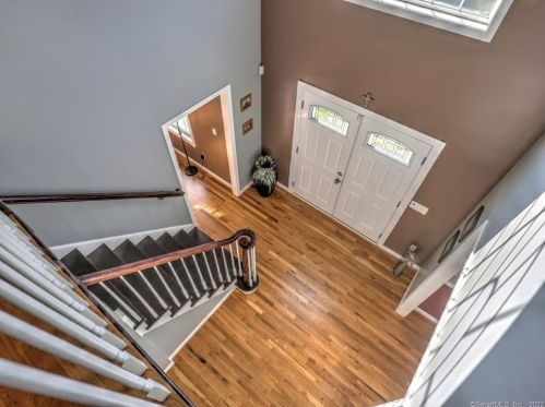 2 Dogwood Ln, Wallingford CT 06492-1953 exterior