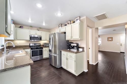 42064 Pine Needle St, Temecula CA  92591-7915 exterior